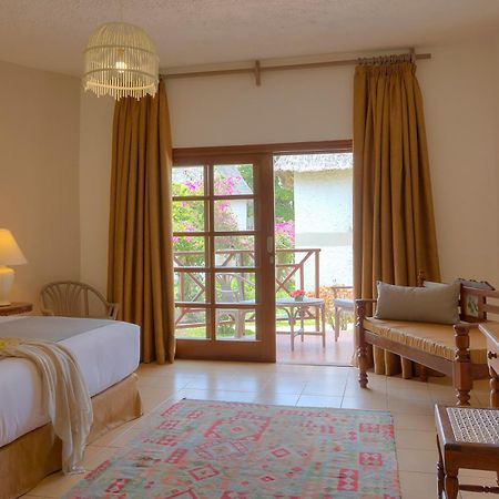 Neptune Village Beach Resort & Spa Galu Bagian luar foto