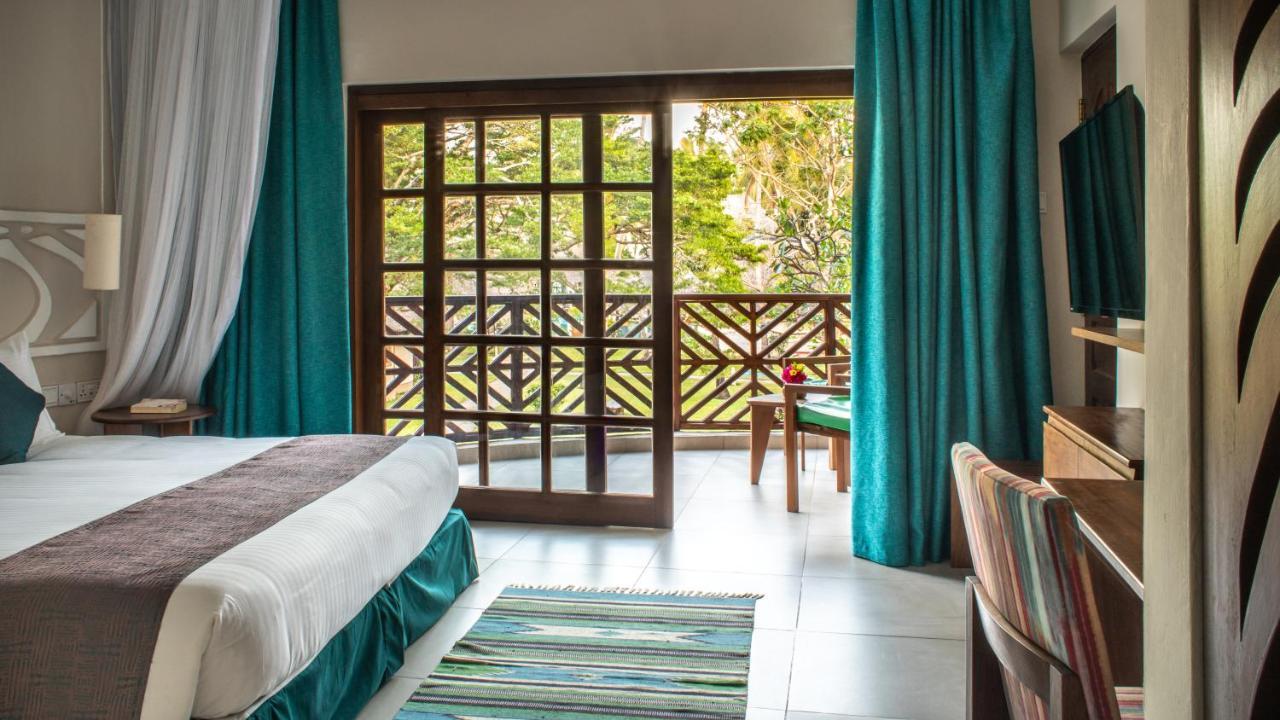 Neptune Village Beach Resort & Spa Galu Bagian luar foto