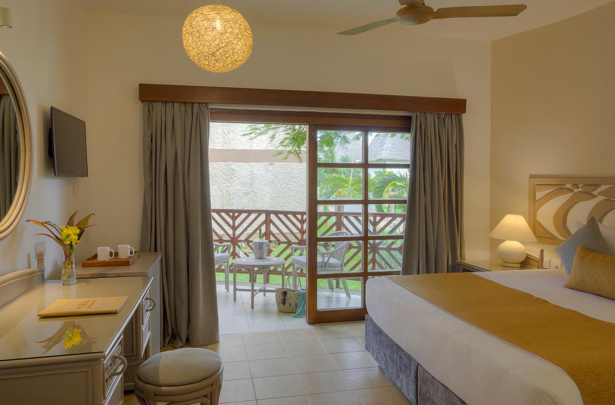 Neptune Village Beach Resort & Spa Galu Bagian luar foto