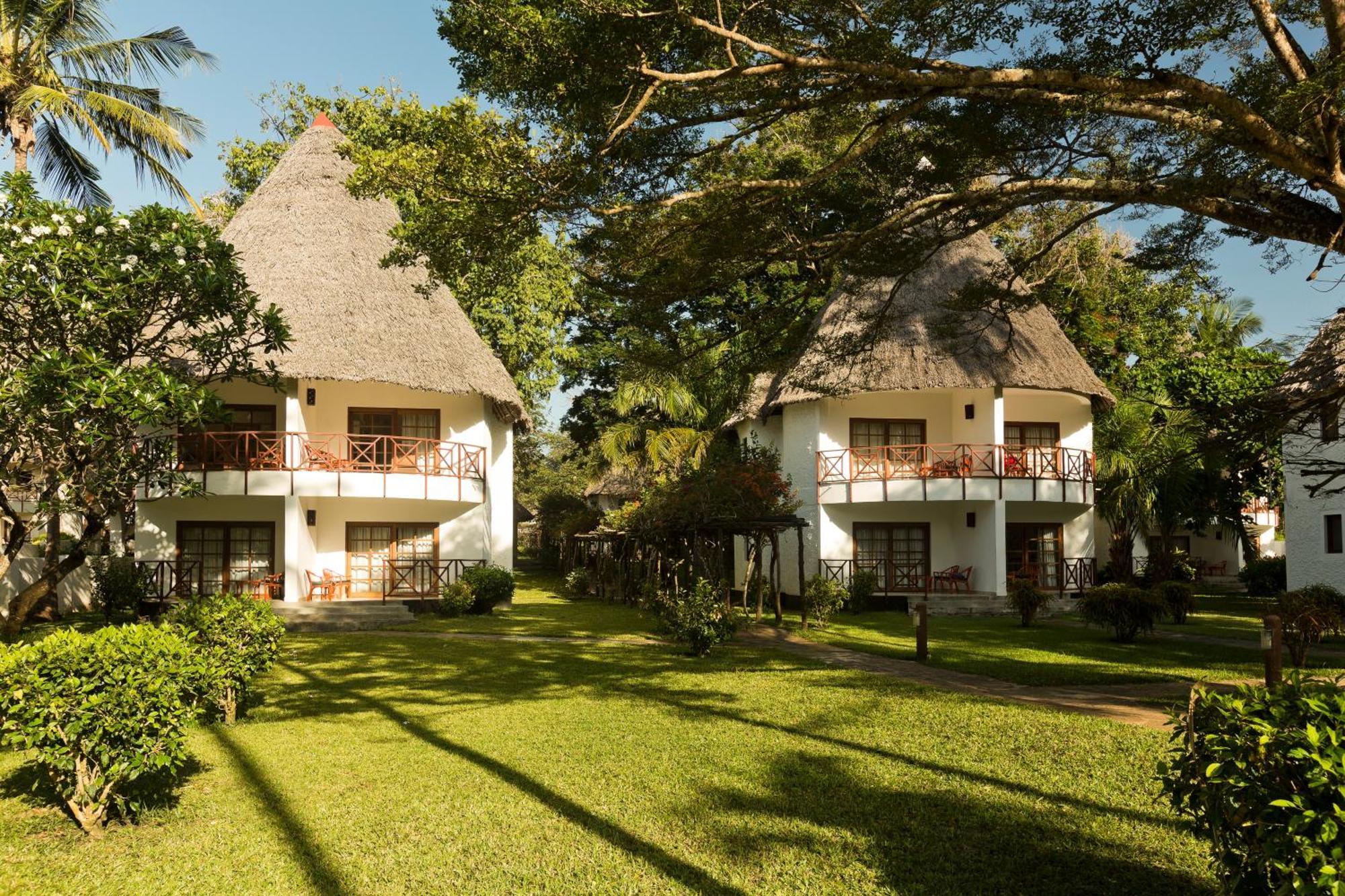 Neptune Village Beach Resort & Spa Galu Bagian luar foto