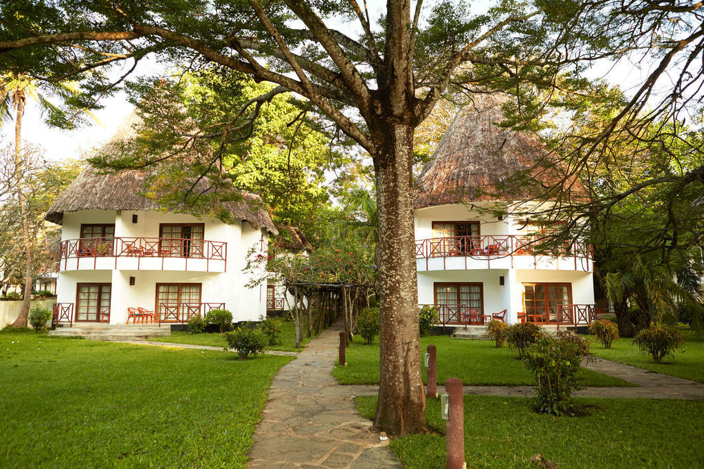 Neptune Village Beach Resort & Spa Galu Bagian luar foto