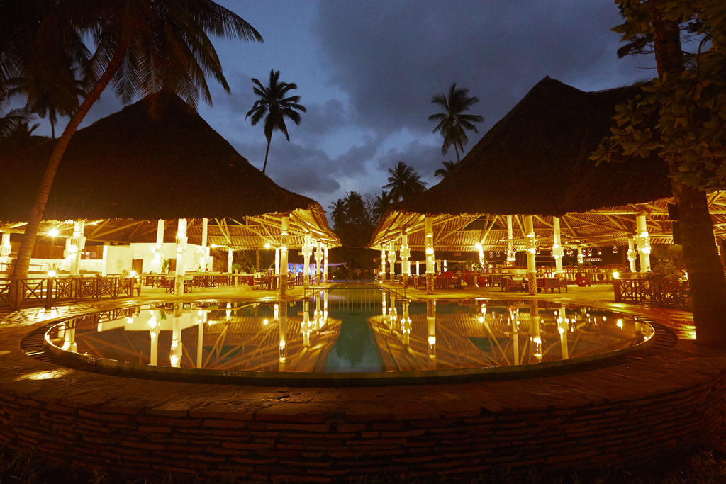 Neptune Village Beach Resort & Spa Galu Bagian luar foto