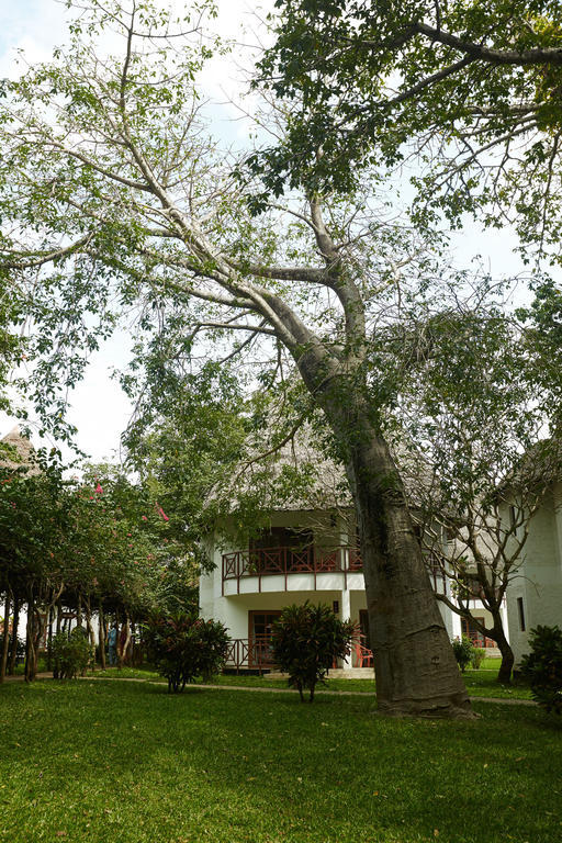 Neptune Village Beach Resort & Spa Galu Bagian luar foto