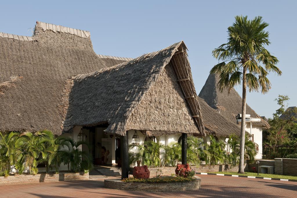 Neptune Village Beach Resort & Spa Galu Bagian luar foto