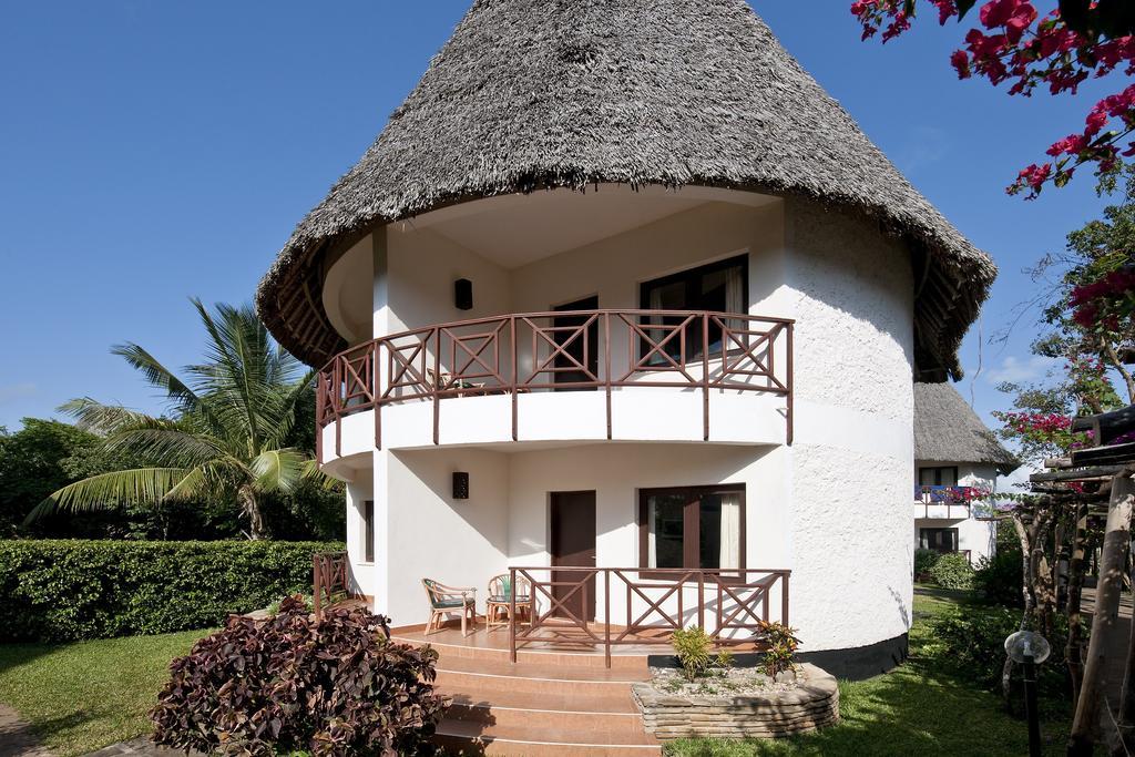 Neptune Village Beach Resort & Spa Galu Bagian luar foto