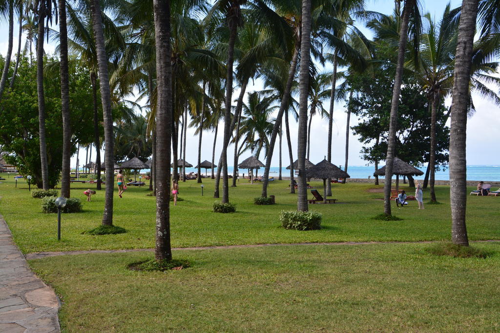 Neptune Village Beach Resort & Spa Galu Bagian luar foto