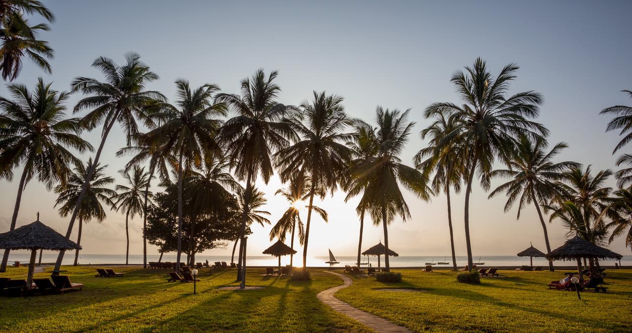 Neptune Village Beach Resort & Spa Galu Bagian luar foto