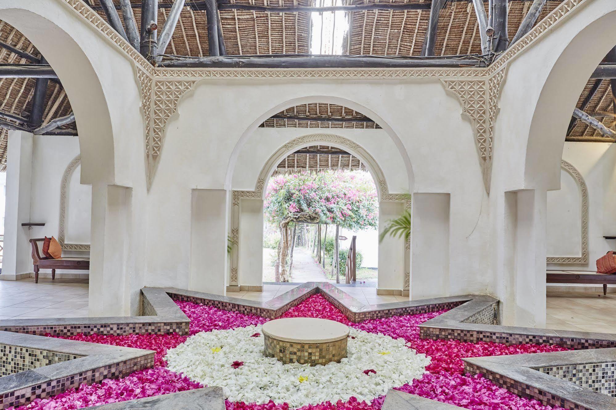 Neptune Village Beach Resort & Spa Galu Bagian luar foto