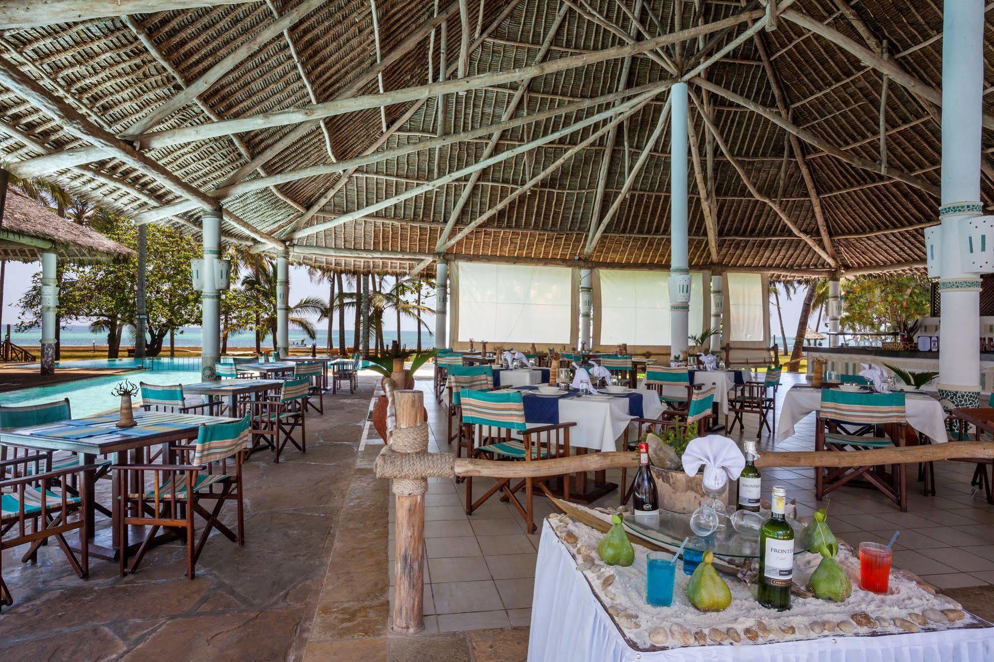 Neptune Village Beach Resort & Spa Galu Bagian luar foto