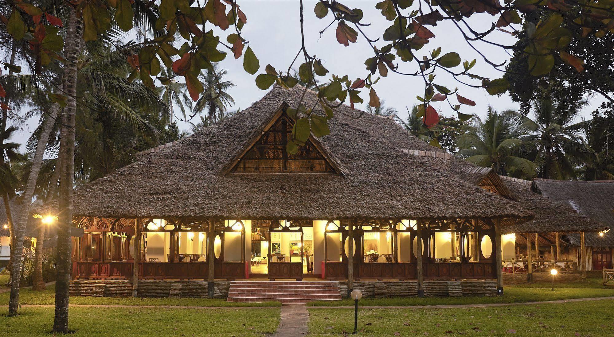 Neptune Village Beach Resort & Spa Galu Bagian luar foto