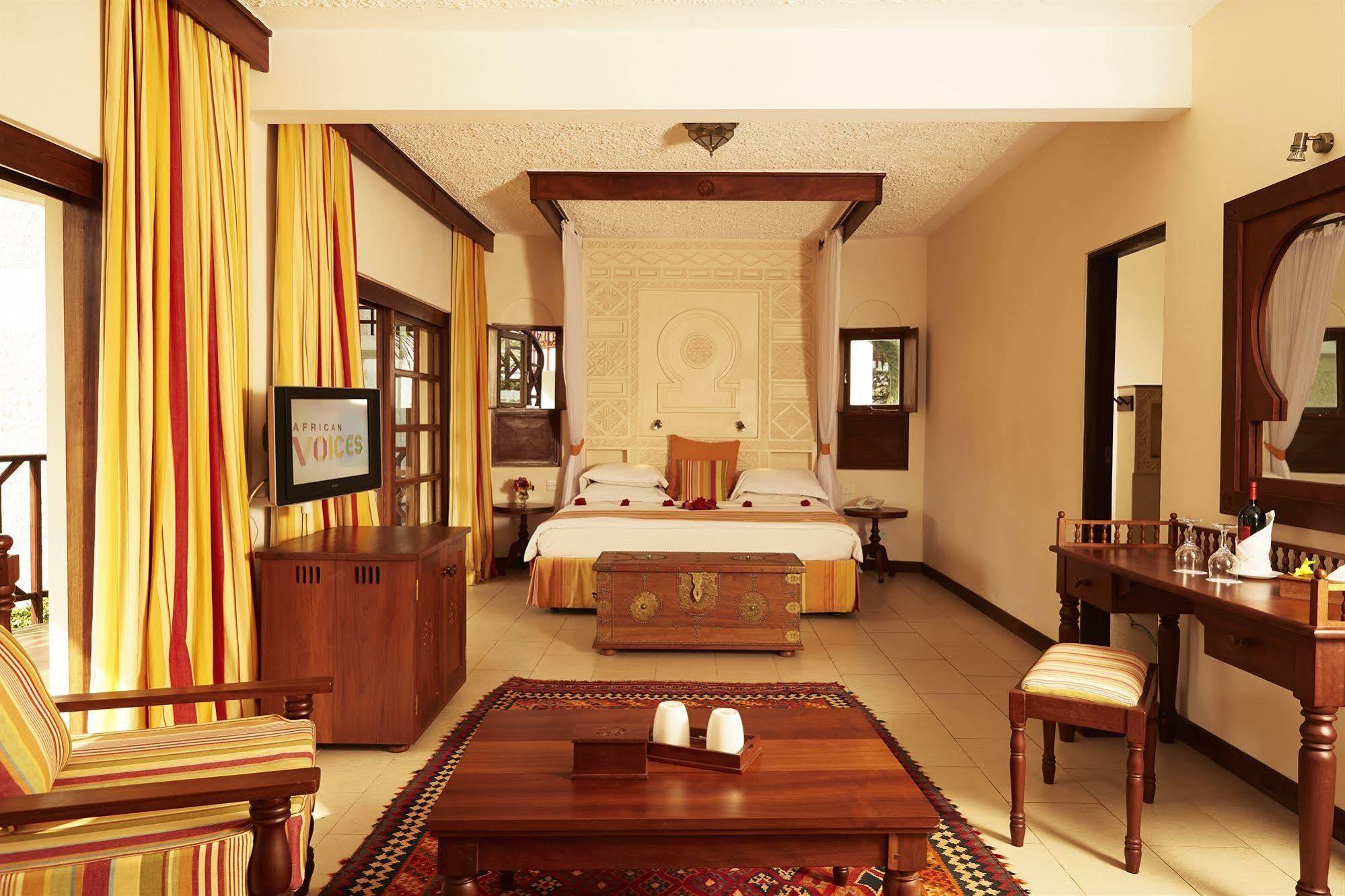 Neptune Village Beach Resort & Spa Galu Bagian luar foto