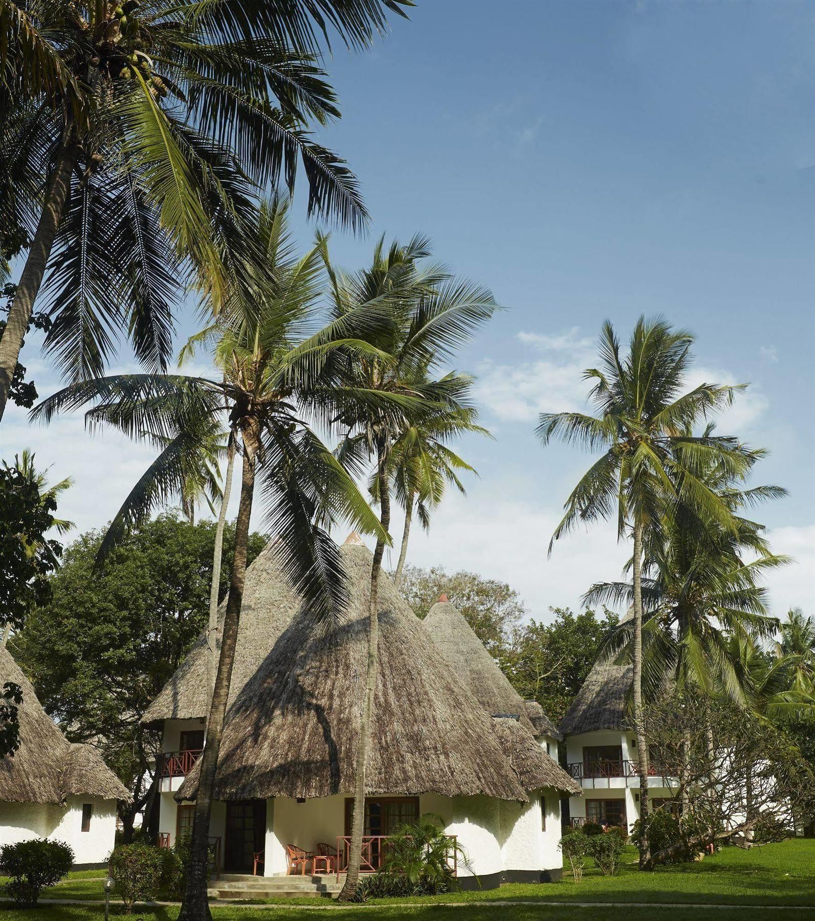 Neptune Village Beach Resort & Spa Galu Bagian luar foto