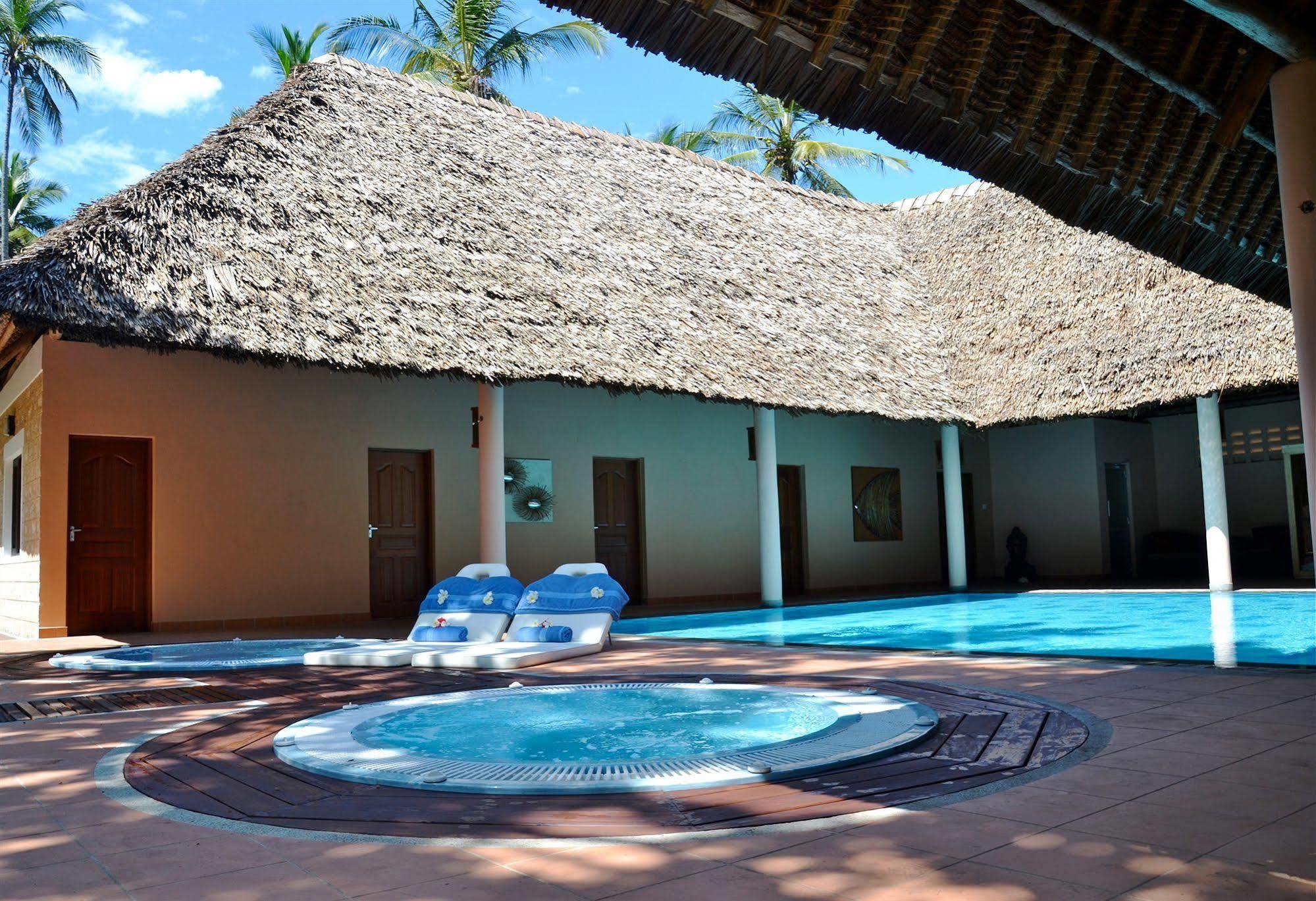 Neptune Village Beach Resort & Spa Galu Bagian luar foto