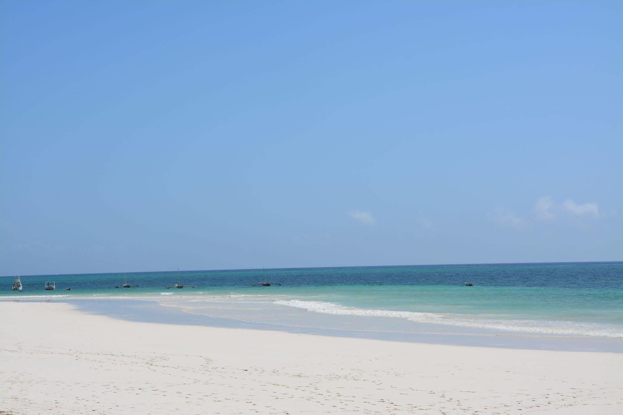 Neptune Village Beach Resort & Spa Galu Bagian luar foto