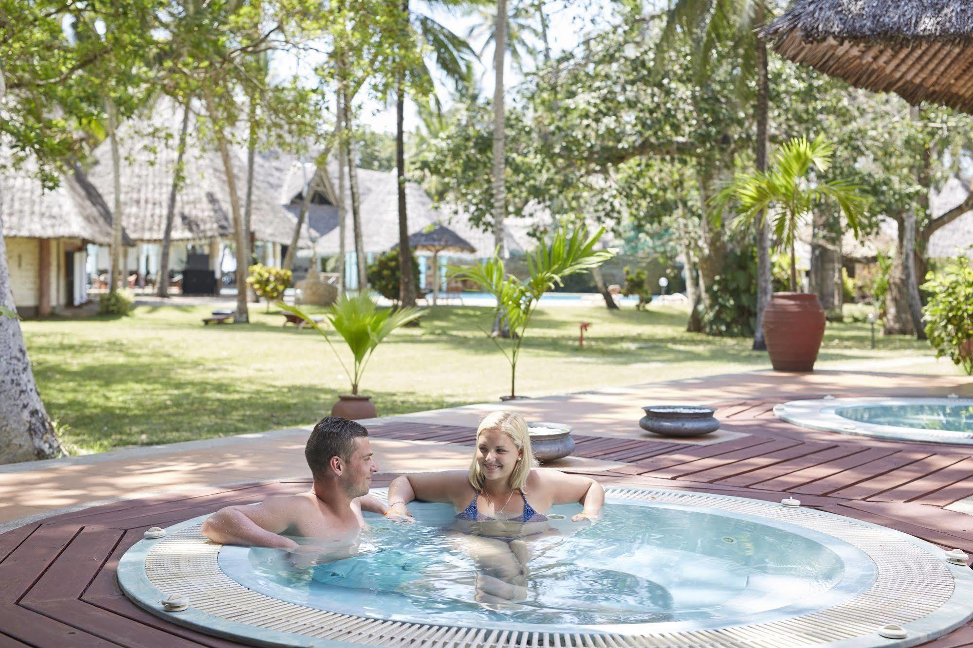 Neptune Village Beach Resort & Spa Galu Bagian luar foto