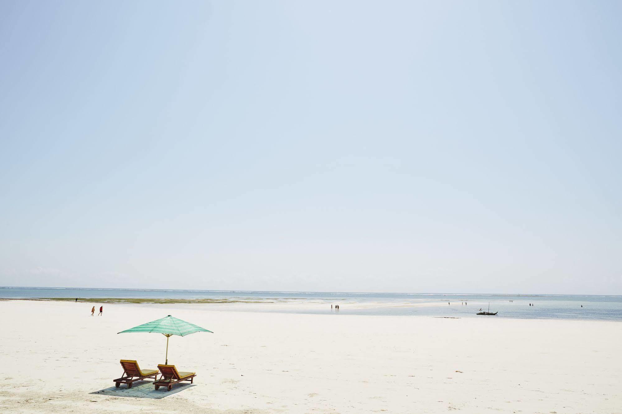 Neptune Village Beach Resort & Spa Galu Bagian luar foto