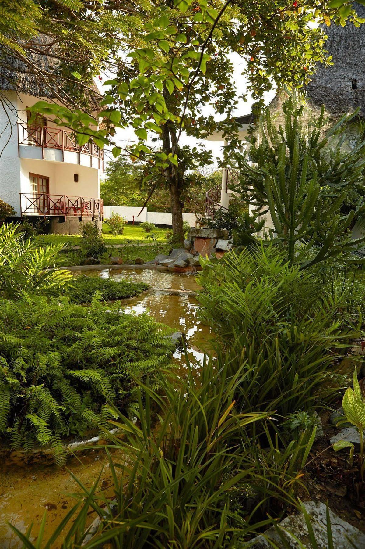 Neptune Village Beach Resort & Spa Galu Bagian luar foto