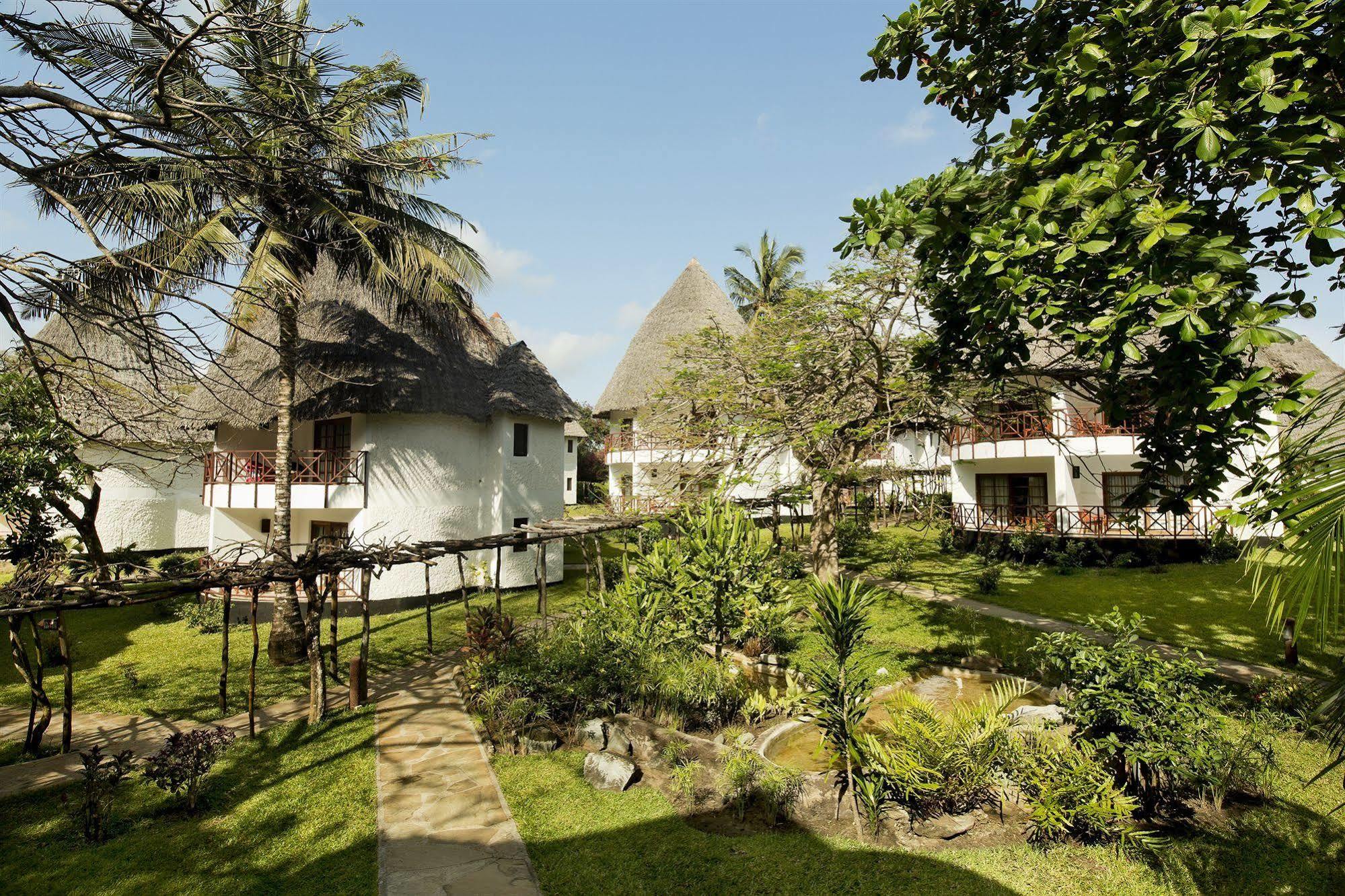 Neptune Village Beach Resort & Spa Galu Bagian luar foto