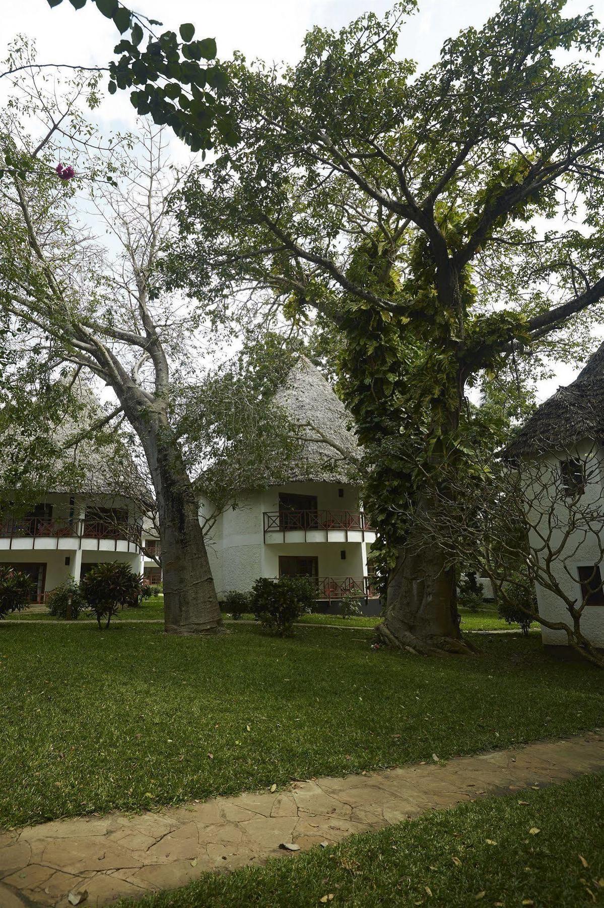 Neptune Village Beach Resort & Spa Galu Bagian luar foto