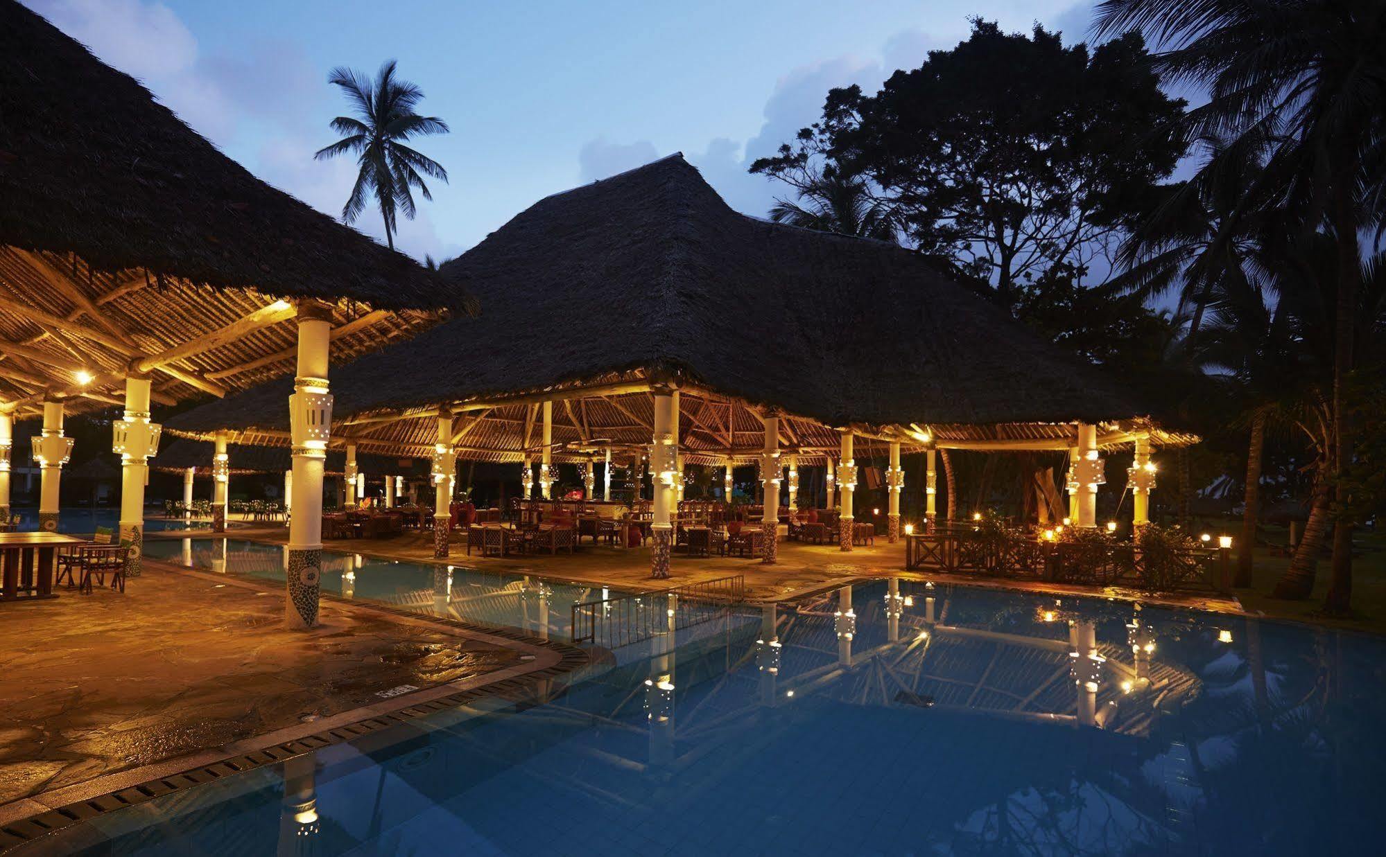 Neptune Village Beach Resort & Spa Galu Bagian luar foto