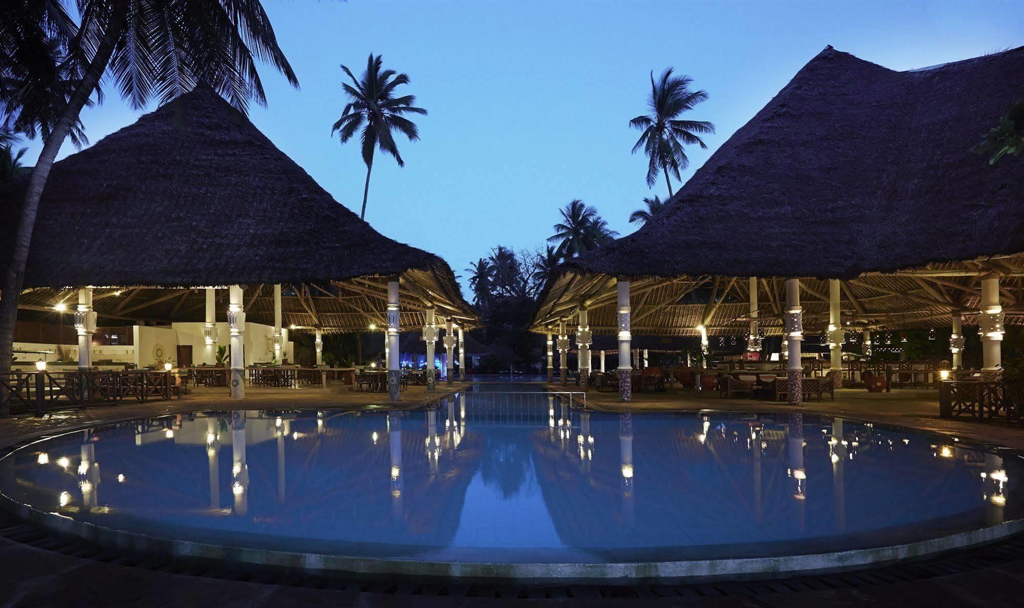 Neptune Village Beach Resort & Spa Galu Bagian luar foto